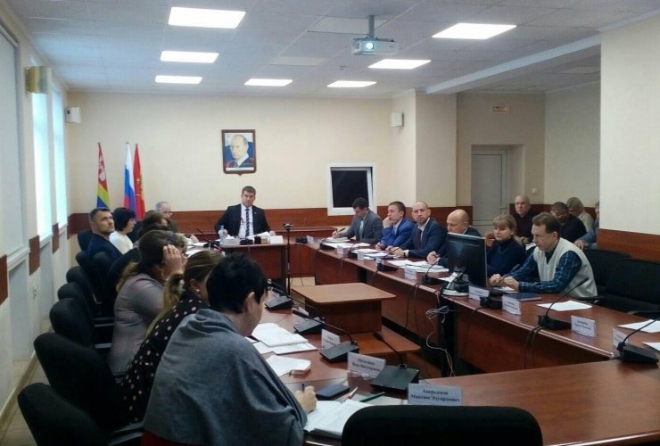 Новые контейнеры, тротуары и освещение: в городской администрации обсудили предстоящие работы