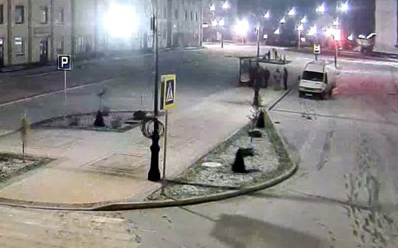 Вандалы пытались разбить стекло новых остановочных павильонов на городской площади