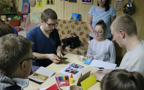 Гусевские волонтеры и активисты Маяковской ТЭС провели новогодний мастер-класс в социальном центре