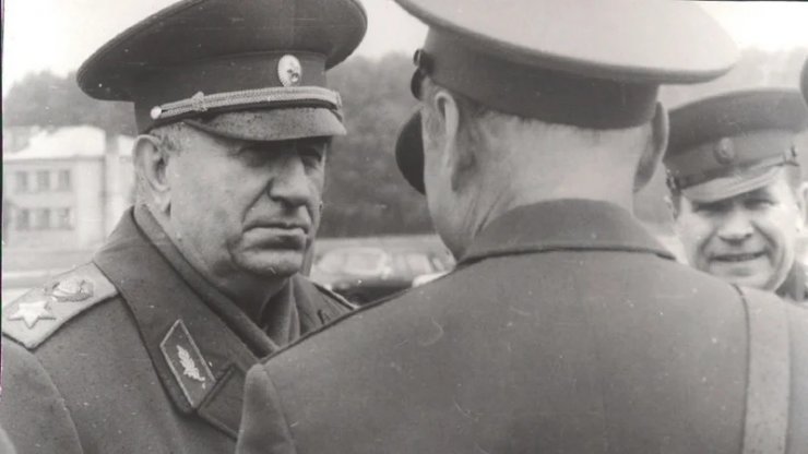 Слева маршал Батицкий