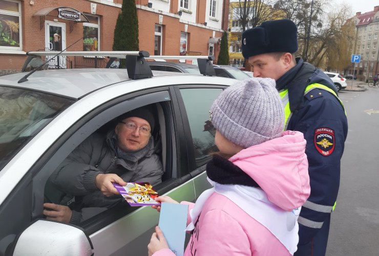 ГИБДД и юные инспекторы движения провели акцию «Дисциплинированный водитель — лучший защитник Отечества»