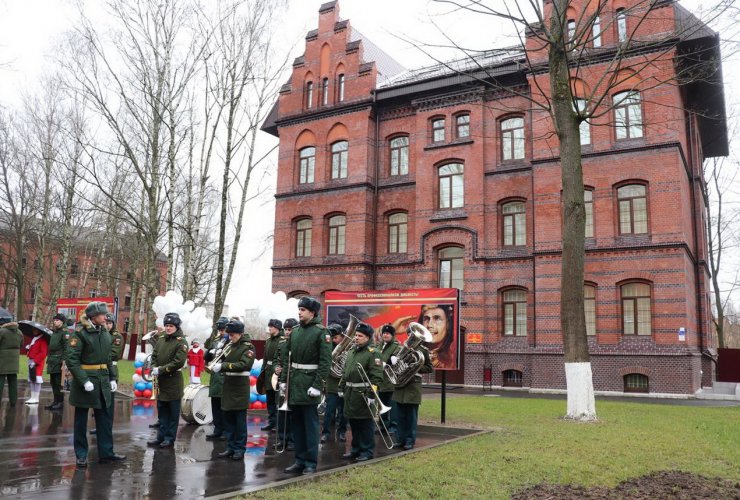 В Гусеве торжественно открыли отремонтированный военный городок