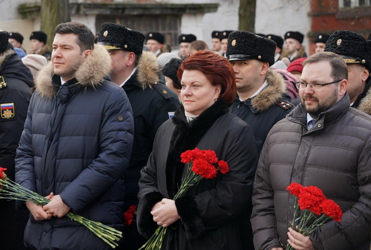 Антон Алиханов возложил цветы к братской могиле советских воинов в Гусеве