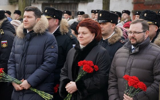 Антон Алиханов возложил цветы к братской могиле советских воинов в Гусеве