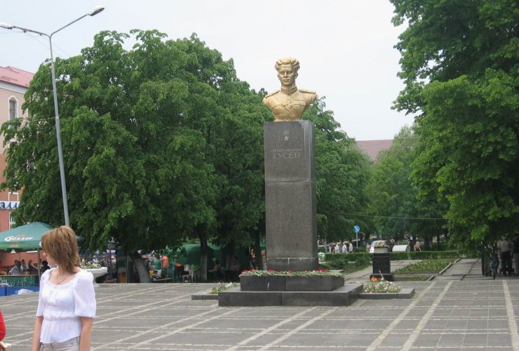 Возле школы № 1 установят бюст Сергея Ивановича Гусева