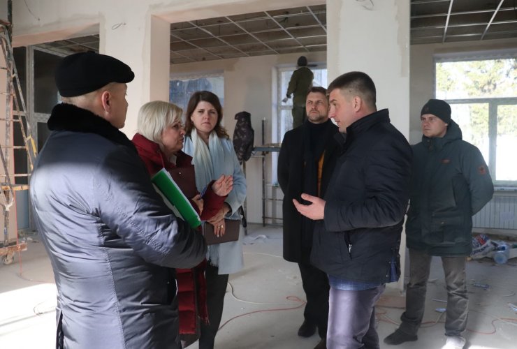 Глава городской администрации проверил ход ремонтных работ в Детской школе искусств