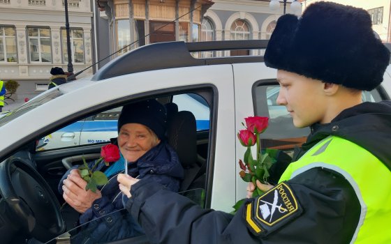 Юные инспекторы и сотрудники ОГИБДД провели акцию «С 8 марта поздравляем — ПДД не нарушаем!»