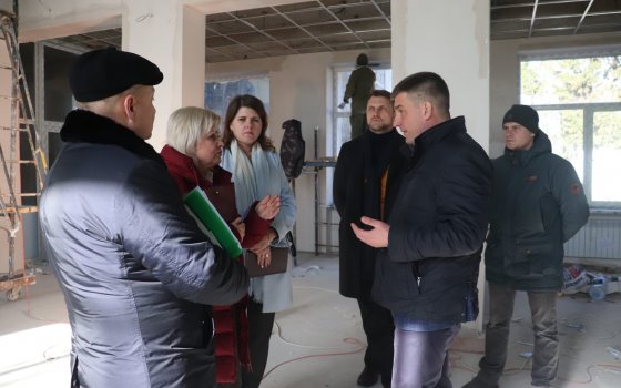 Глава городской администрации проверил ход ремонтных работ в Детской школе искусств