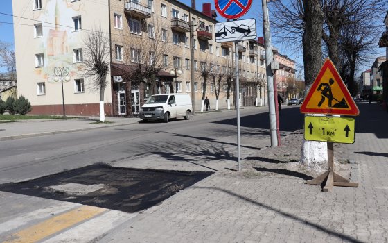 В Гусеве полным ходом идёт ямочный ремонт дорог