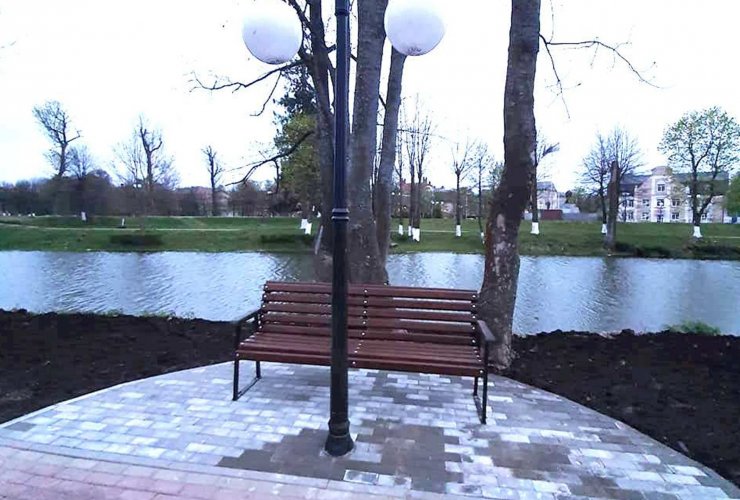 Жители Гусева жалуются на неудобно установленные скамейки на набережной возле храма
