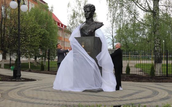 В Гусеве возле школы № 1 состоялось открытие сквера с бюстом С. И. Гусева