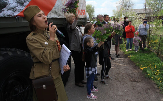 Солисты творческих коллективов ДШИ спели под окнами ветеранов