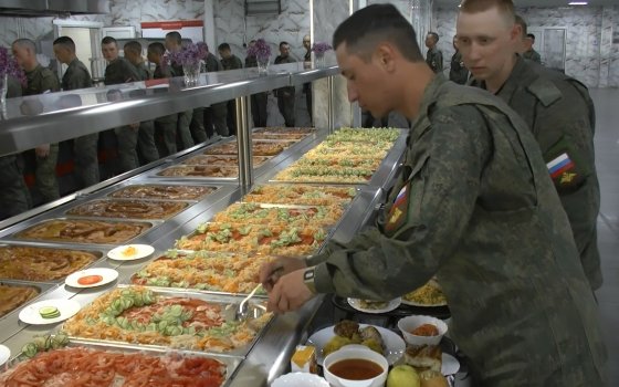 Для военнослужащих армейского корпуса Балтийского флота в праздничные дни разнообразили меню