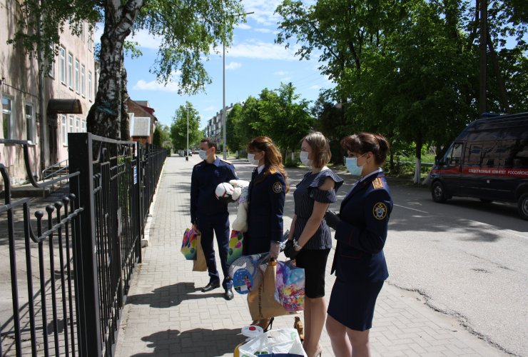 Сотрудники следственного управления СК РФ поздравили воспитанников центра «Росток» с Днем защиты детей