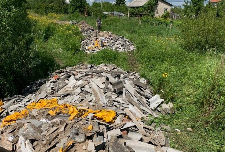 В Гусеве подрядная организация выбрасывала строительный мусор на дорогу, ведущую к садовым участкам