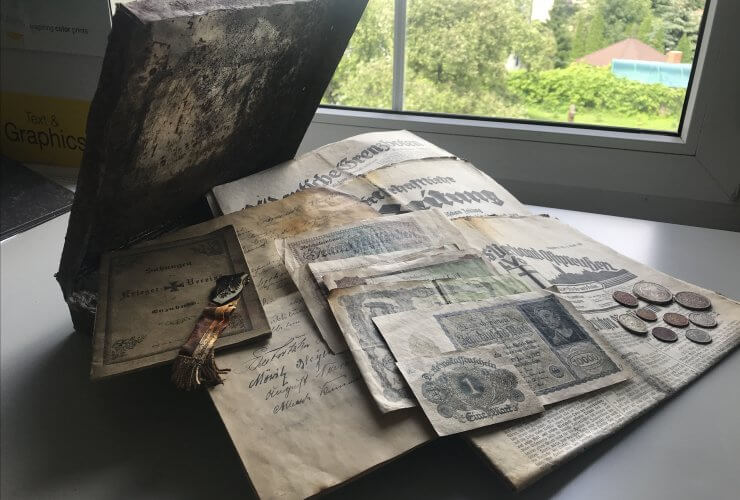 Волонтеры передали в городской музей найденный ящик с предметами Веймерской эпохи