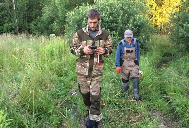 В Гусевском районе поисковики вывели из леса заблудившегося пожилого мужчину