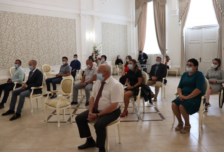 Сотрудники городской администрации вручили благодарственные письма лучшим работникам торговли