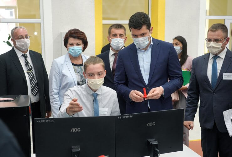 Антон Алиханов посетил образовательные учреждения в Гусевском городском округе