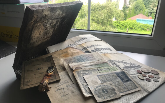 Волонтеры передали в городской музей найденный ящик с предметами Веймерской эпохи