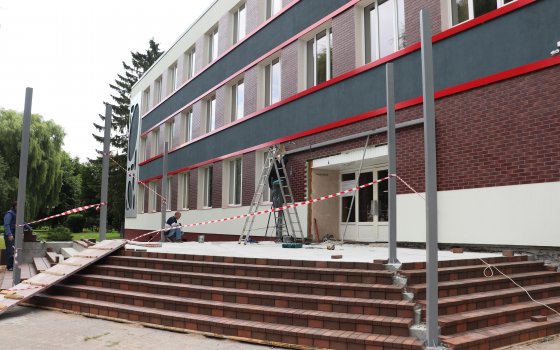 Ремонт фасада здания Гусевской ДШИ на завершающей стадии