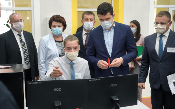 Антон Алиханов посетил образовательные учреждения в Гусевском городском округе