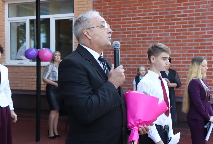 Председатель окружного совета депутатов поздравил с началом учебного года учеников пятой и третьей школ