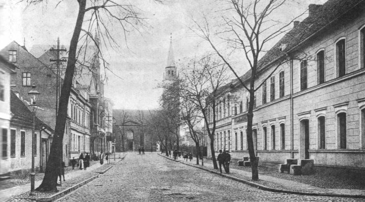 Здание народного банка с левой стороны. Фотография 1914 года