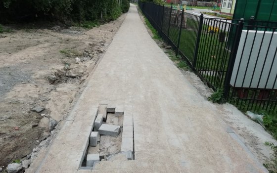 Власти не приняли работы по строительству тротуара вдоль детского сада № 6