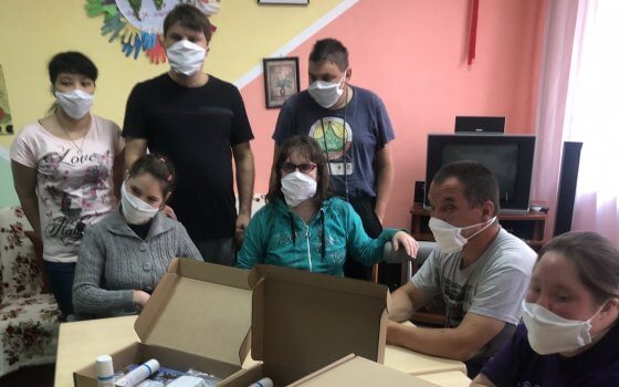 Ребята из социального центра собрали «Добрые коробочки» ко Дню пожилого человека