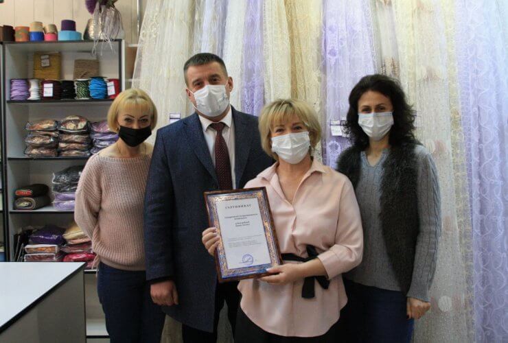Глава администрации поздравил победителей конкурса на лучшее оформление витрин, фасадов зданий
