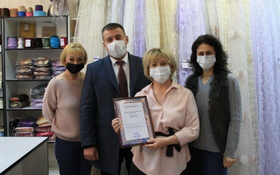 Глава администрации поздравил победителей конкурса на лучшее оформление витрин, фасадов зданий