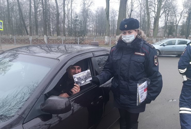 Сотрудники ГИБДД провели профилактическое мероприятие «Лучший подарок для ребенка — автокресло!».