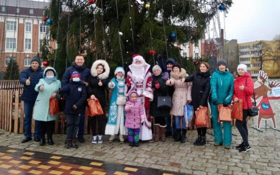 Жители Гусева обменялись новогодними подарками