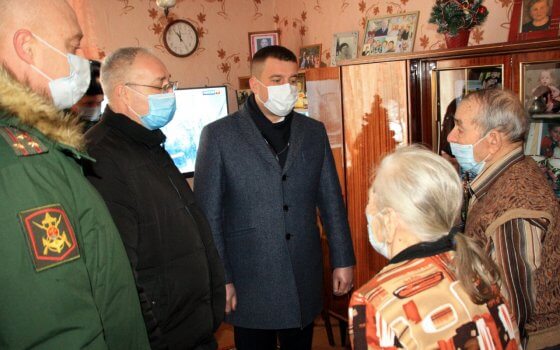 Сотрудники городской администрации поздравили ветерана Григория Должикова