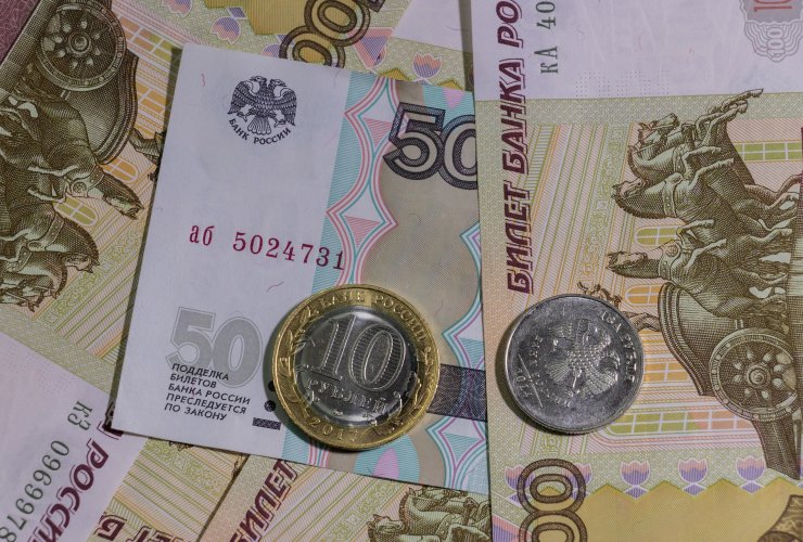 Рубль упал ниже 76 в конце первой недели февраля