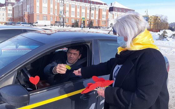 В преддверии Дня влюбленных ГИБДД и студенческий патруль провели акцию «ПДД любовь!»