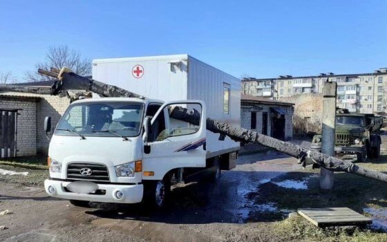 На Московской спецавтомобиль для медосмотра снес трубу теплоснабжения