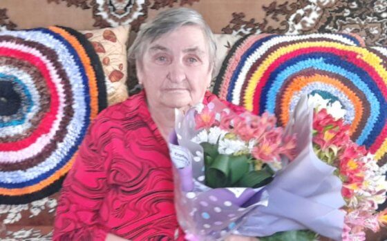 Работники библиотеки и Дома культуры посёлка Фурманово поздравили с 80-летием Каландину Зою Константиновну