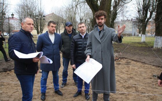 Александр Китаев проверил ход работ по благоустройству сквера на улице Ульяновых