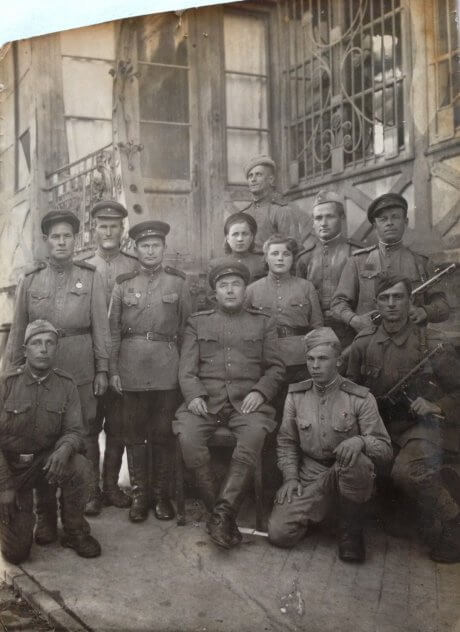 Гаврил Скурихин, отец Николая, стоит второй слева. В центре сидит «хозяин» — полковник Шалковский
