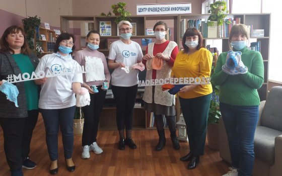 Рукодельницы библиотечной мастерской связали вещи для подопечных комплексного социального центра