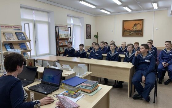 Библиотекарь Центральной детской библиотеки провела познавательный час для кадет