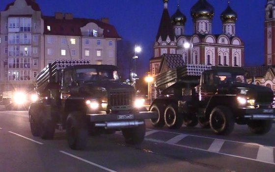 На центральной площади Гусева прошла вечерняя репетиция Парада Победы
