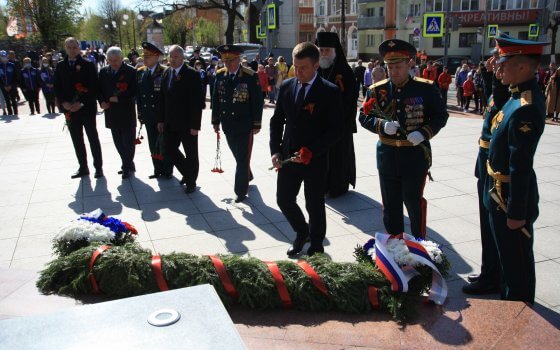 В Гусевском округе одновременно возложили цветы на всех братских могилах, обелисках и памятниках