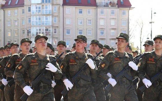 По городской площади прошли войска и техника Гусевского гарнизона