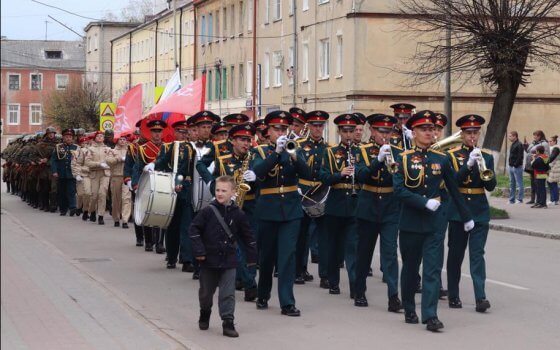 Под окнами единственного оставшегося в живых в Гусеве ветерана устроили парад
