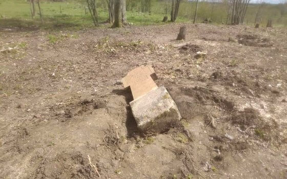 Волонтеры нашли каменный крест на заброшенном захоронении Первой мировой войны