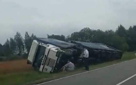 Под Гусевом фура вылетела в кювет и опрокинулась