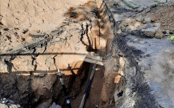 Первыми к ремонтным работам на улице Юрия Смирнова приступили сотрудники водоканала